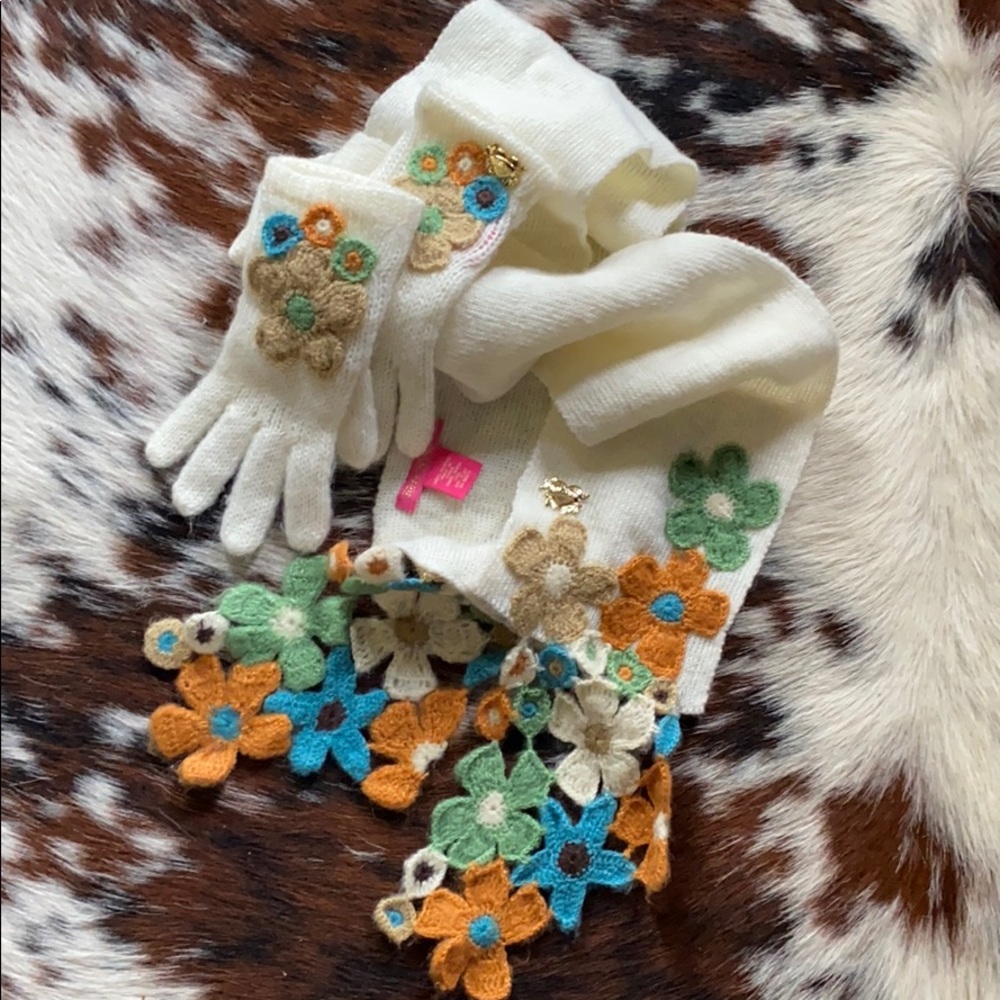 🌼 Betsey Johnson Glove/Scarf Set - 70’s Inspired